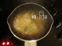 鱼香藕丸,将丸子挤到油锅中炸熟