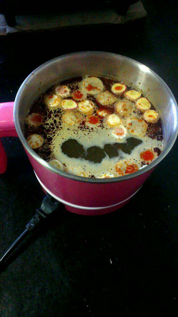 自制(麻辣土豆粉),小锅内添适量开水烧开，放入切好的丸儿煮2分钟；