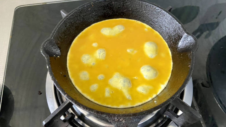 凉拌娃娃菜,平底锅加热后刷一层食用油，倒入蛋液晃锅平铺，煎到两面定型盛出