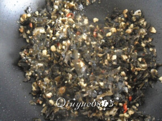 海带核桃仁面,放胡椒粉等翻炒出锅。