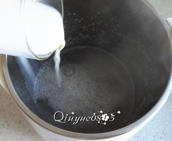 核桃黑豆奶,豆浆程序完成后，把牛奶倒入豆浆机，搅匀，盖上盖，差不多一两分钟吧（主要是把牛奶热一下）