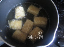 干炸响铃,放入油锅中炸至豆腐皮酥脆起泡即可捞出