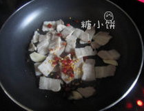 干锅萝卜,起油锅，放入五花肉片和香料翻炒