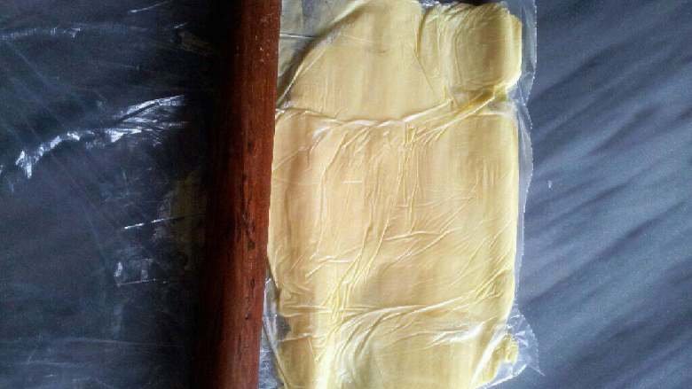 葡式蛋挞,180克黄油切块进保鲜袋擀成一大块薄片，进冷藏至硬