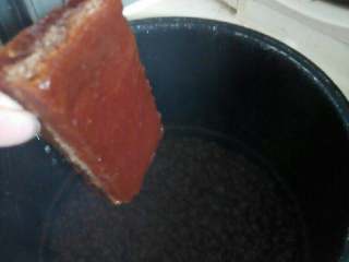 蜜红豆双皮奶,煮开以后加入红糖片。蜜红豆就做好