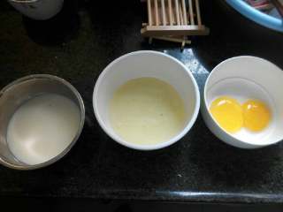蜜红豆双皮奶,准备好鸡蛋和牛奶。蛋白蛋黄分开