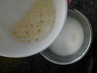 蜜红豆双皮奶,蛋白加入牛奶里面。混合均匀
