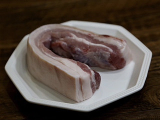 鹌鹑蛋红烧肉,挑选一块肥瘦均匀的五花肉清洗干净。