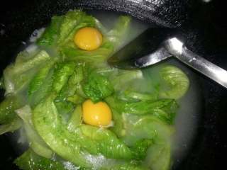清汤云吞,再放下生菜与1粒蒜瓣煮1沸即打入2个鸡蛋。