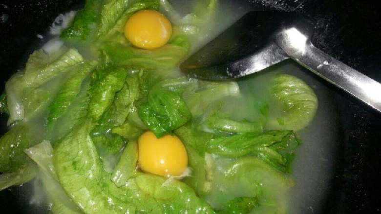 清汤云吞,再放下生菜与1粒蒜瓣煮1沸即打入2个鸡蛋。