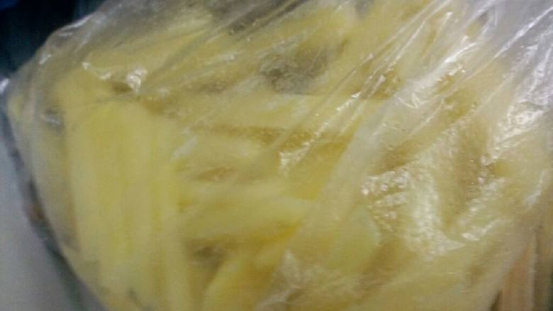 炸薯条,装进保新鲜膜中放入冰箱冻硬