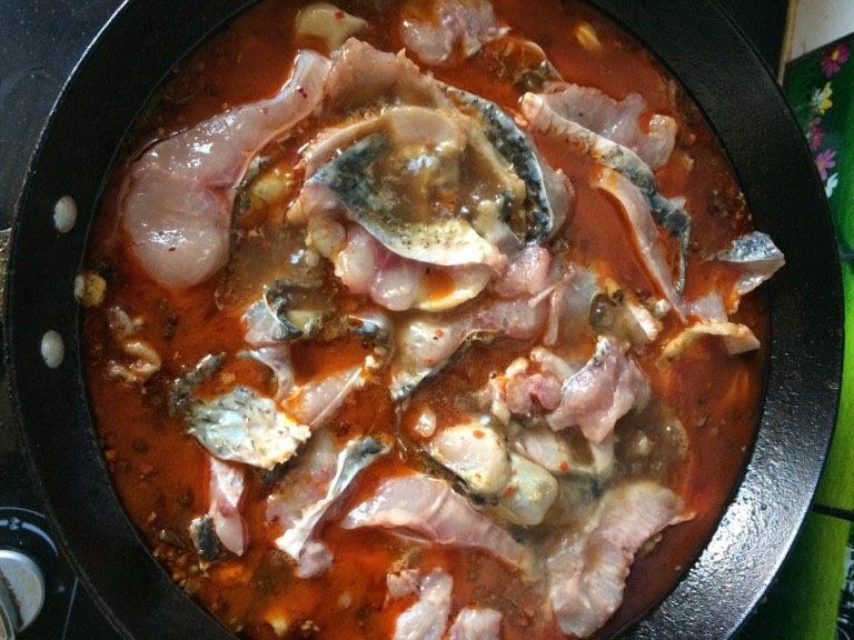 麻辣鱼,如图带煮入味后，改中小火下鱼片，不要翻动，以免鱼碎掉
