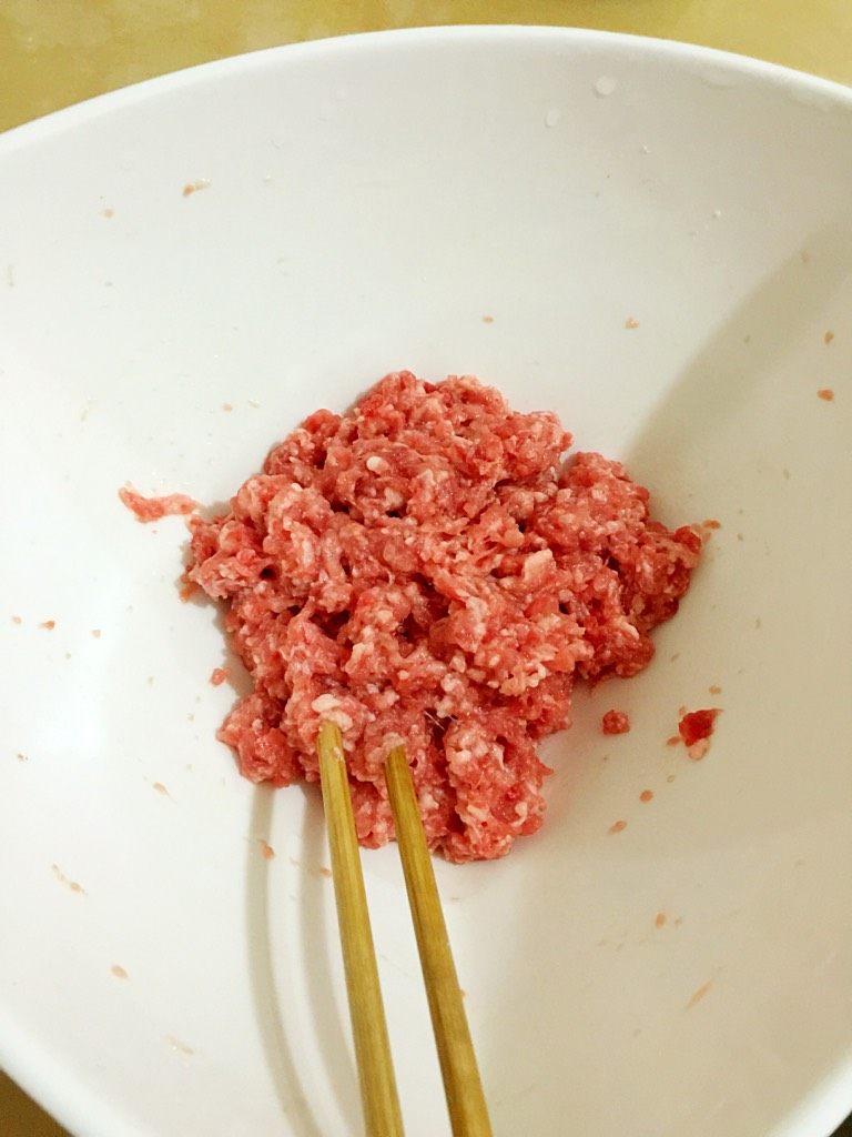 五彩蒸饺,把肉泥加小半碗水 用筷子顺着一个方向搅拌 到起筋 加水是为了肉更嫩
