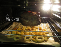 7分烤牛肉,烤45分钟以后取出把表面的线拆掉，同时把底下的油盘取出换上新的