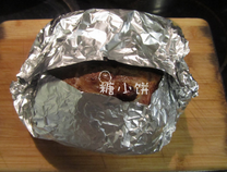 7分烤牛肉,这样总共烤了大约1个小时，将牛肉取出用锡纸包起来，静置30分钟