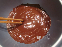 巧克力脆米坚果棒,融化的巧克力搅匀后停止加热
