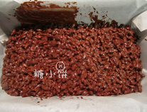 巧克力脆米坚果棒,把拌好的爆米和坚果碎倒入铺了油纸的容器中压平