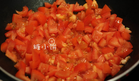 地中海番茄酸豆意面,放入番茄丁翻炒一下，不要炒很久以免炒化