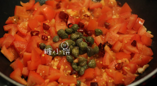 地中海番茄酸豆意面,加入酸豆和干辣椒碎翻炒一下