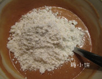 伯爵奶茶杯蛋糕,加入一半低粉、泡打粉和盐的混合物切拌均匀