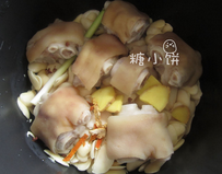 雪豆蹄花汤,炒熟后的猪蹄和去皮的雪豆加葱姜和橘皮