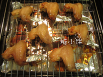 苏梅酱烤鸡翅,送入预热好175度的烤箱中层，开烤10分钟时取出刷一次料汁