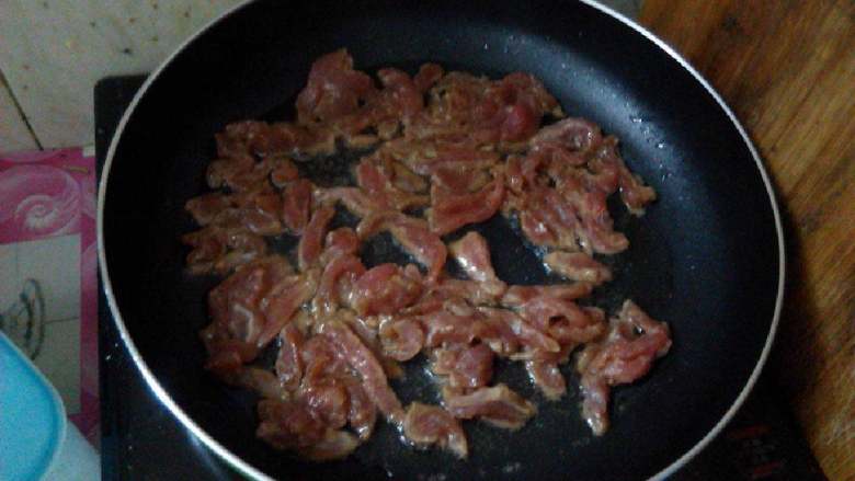 酸萝卜炒肉丝,平底锅放点油，倒入腌好的肉翻炒