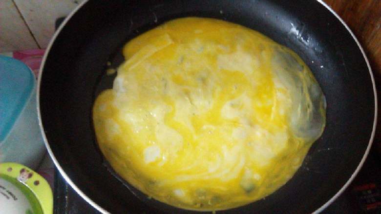 黄油吐司三明治,平底锅放油煎鸡蛋