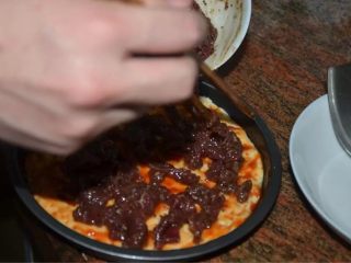 牛肉披萨,在披萨皮上刷一层番茄酱，铺上腌制好的牛肉（牛肉我只是简单的用现成的黑椒酱腌制)。