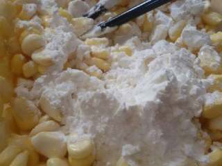 椒盐玉米粒,加入适量生粉搅拌均匀。