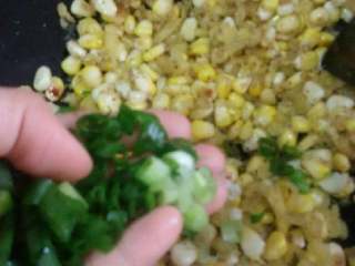 椒盐玉米粒,放入葱花搅拌均匀，装盘即可。