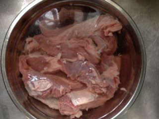 咖喱土豆牛肉,先将新鲜牛腩清洗干净后在清水里略泡5-10分钟，去一下表面血水