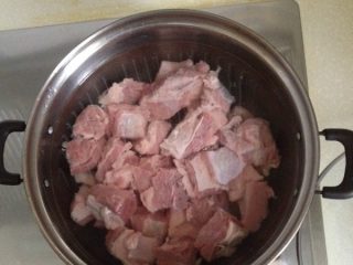 咖喱土豆牛肉,将切好的牛腩放进煮锅中，加清水煮，去除牛腩里面的血水。水没过牛腩即可。煮大约10分钟。