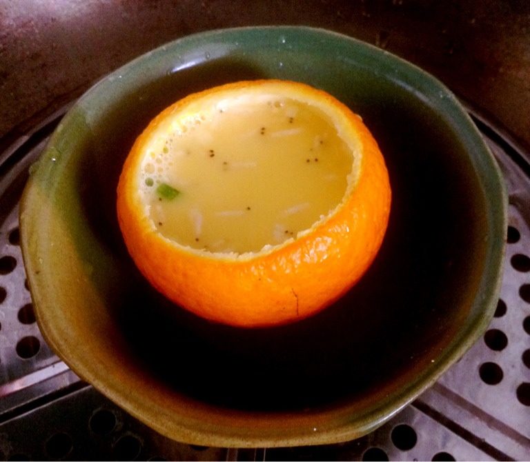 橙虾蒸蛋,如图放碗里入蒸锅，十分钟即可