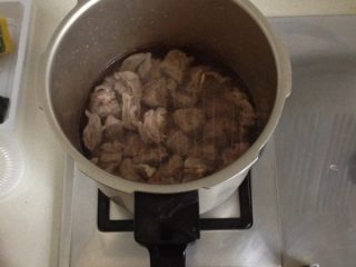 咖喱土豆牛肉,把去除血水的牛腩捞出后放进高压锅，放少许料酒，加清水没过牛腩稍多一些，炖25-30分钟