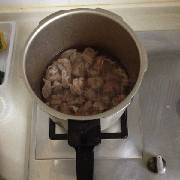 咖喱土豆牛肉,把去除血水的牛腩捞出后放进高压锅，放少许料酒，加清水没过牛腩稍多一些，炖25-30分钟
