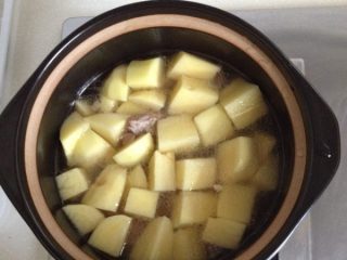 咖喱土豆牛肉,牛肉炖好后，连汤一起倒进砂锅内，再把土豆倒进去，一起煮。一定要没过土豆。如果汤不够，可以加些开水。
