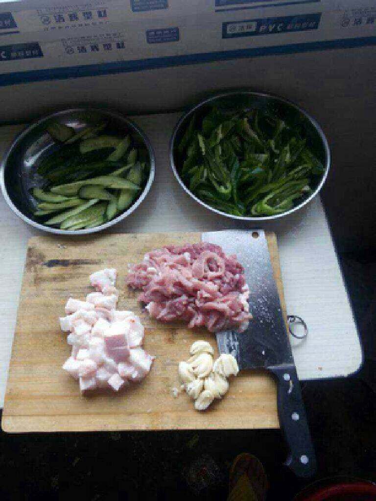青椒黄瓜炒肉,把材料都切好。