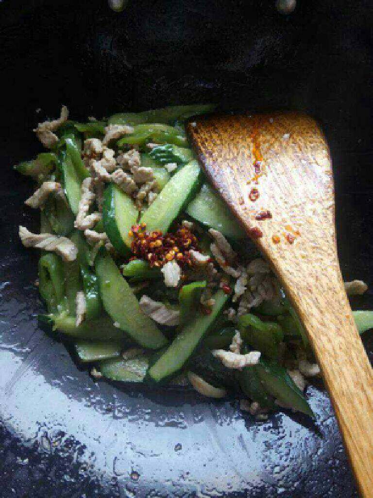 青椒黄瓜炒肉,起锅前放点辣椒粉鸡精即可。