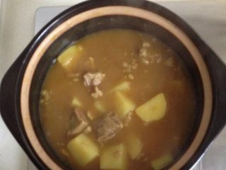 咖喱土豆牛肉,煮至土豆熟后，即可食用。可根据个人情况，喜欢汤汁浓些的可以大火收汁。