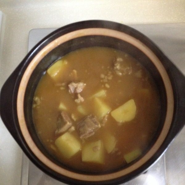 咖喱土豆牛肉,煮至土豆熟后，即可食用。可根据个人情况，喜欢汤汁浓些的可以大火收汁。