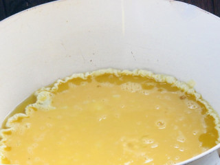 青菜火腿炒鸡蛋,起锅热油，放入蛋液，煎熟