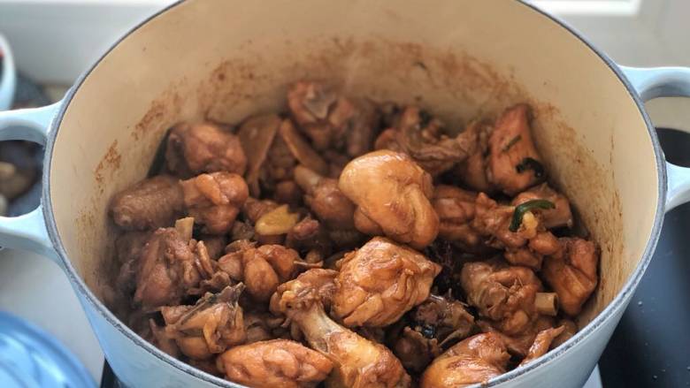 土豆香菇焖鸡,接着放姜蒜片、葱段、八角和冰糖炒出香味，调入生抽、老抽、料酒翻炒至鸡肉块上色。