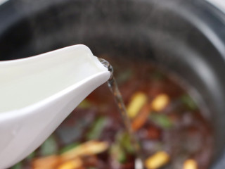 海鲜什锦土豆粉,锅中倒入适量的清水。