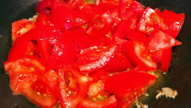 番茄烧排骨,放入番茄大火快速翻炒出汤汁