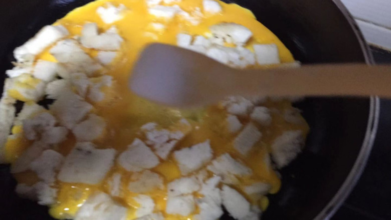 鸡蛋馍饼,撒上少许盐