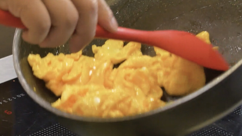 意大利创新菜｜油泼吉他意面,鸡蛋打成蛋液,热油滑锅炒鸡蛋.取出备用