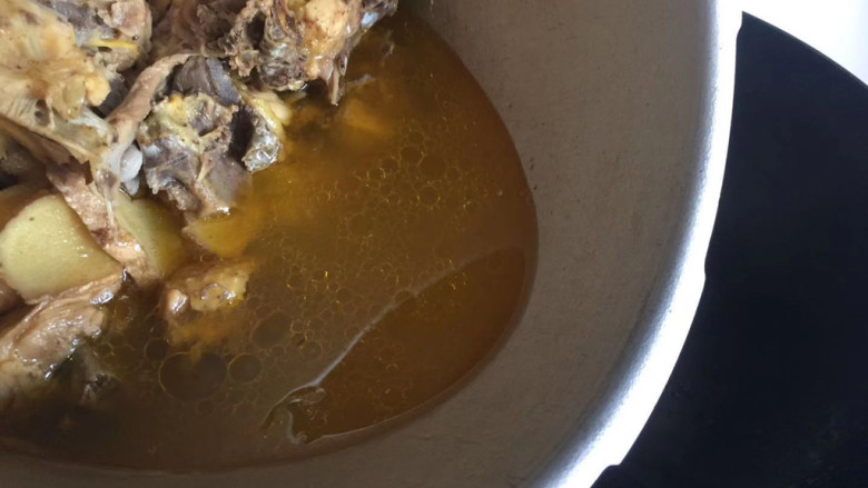 家常鸡块,高压锅放完气，连汤汁一起倒入炒锅中。汤汁金黄金黄的