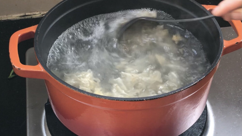 银耳双米粥,煮沸的银耳搅拌一下
