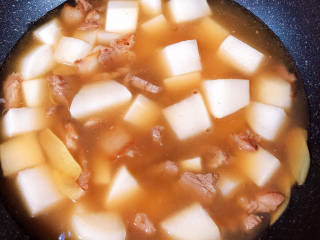 白萝卜炖猪肉,加入适量水，中火慢炖15分钟。